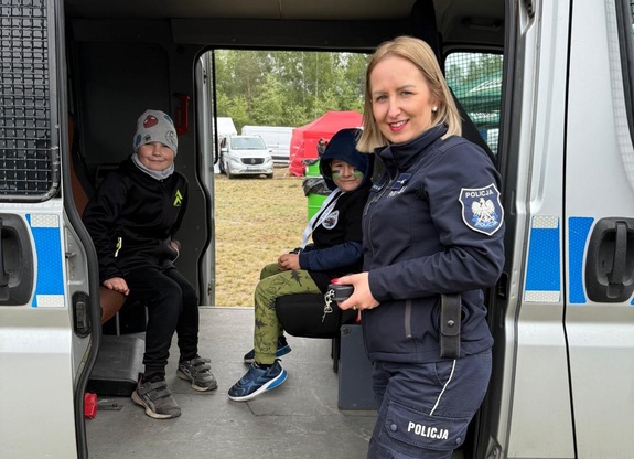 mielecka policjantka z uczestnikami Wrak Race w Chorzelowie