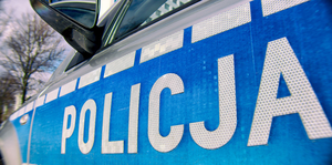 napis policja na drzwiach radiowozu