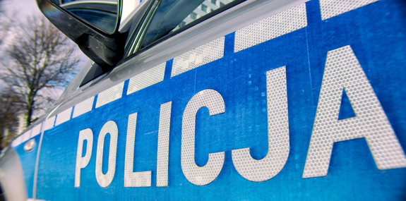 napis policja na drzwiach radiowozu