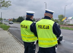 policjanci RD przy drodze