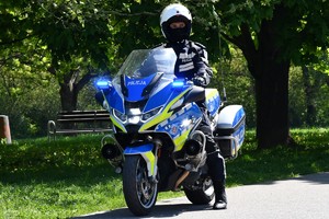 policjant na policyjnym motocyklu