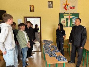 Uczestnicy - uczniowie ze szkół z powiatu mieleckiego na „Dniach Otwartych&quot; w mieleckim Ekonomiku z policjantami z KPP w Mielcu