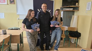 Uczestnicy - uczniowie ze szkół z powiatu mieleckiego na „Dniach Otwartych&quot; w mieleckim Ekonomiku z policjantami z KPP w Mielcu