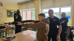 Uczestnicy - uczniowie ze szkół z powiatu mieleckiego na „Dniach Otwartych&quot; w mieleckim Ekonomiku z policjantami z KPP w Mielcu