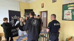 Uczestnicy - uczniowie ze szkół z powiatu mieleckiego na „Dniach Otwartych&quot; w mieleckim Ekonomiku z policjantami z KPP w Mielcu