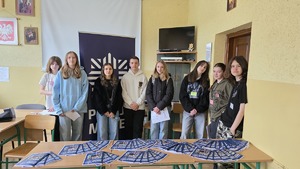 Uczestnicy - uczniowie ze szkół z powiatu mieleckiego na „Dniach Otwartych&quot; w mieleckim Ekonomiku z policjantami z KPP w Mielcu