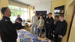 Uczestnicy - uczniowie ze szkół z powiatu mieleckiego na „Dniach Otwartych&quot; w mieleckim Ekonomiku z policjantami z KPP w Mielcu