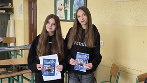 Uczestnicy - uczniowie ze szkół z powiatu mieleckiego na „Dniach Otwartych&quot; w mieleckim Ekonomiku z policjantami z KPP w Mielcu