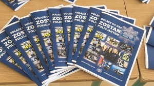 Uczestnicy - uczniowie ze szkół z powiatu mieleckiego na „Dniach Otwartych&quot; w mieleckim Ekonomiku z policjantami z KPP w Mielcu