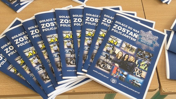 Uczestnicy - uczniowie ze szkół z powiatu mieleckiego na „Dniach Otwartych&quot; w mieleckim Ekonomiku z policjantami z KPP w Mielcu