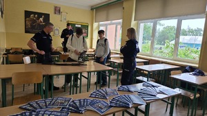Uczestnicy - uczniowie ze szkół z powiatu mieleckiego na „Dniach Otwartych&quot; w mieleckim Ekonomiku z policjantami z KPP w Mielcu