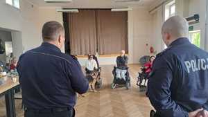 uczestnicy Spotkania mieleckich policjantów z członkami Stowarzyszenia Osób z Niepełnosprawnościami „Tacy Sami”