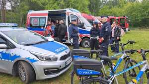 uczestnicy rajdu rowerowego z mieleckimi policjantami