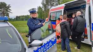 uczestnicy rajdu rowerowego z mieleckimi policjantami