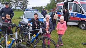 uczestnicy rajdu rowerowego z mieleckimi policjantami