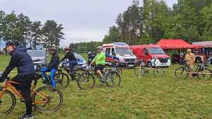 uczestnicy rajdu rowerowego z mieleckimi policjantami