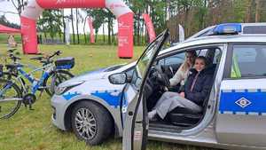 uczestnicy rajdu rowerowego z mieleckimi policjantami