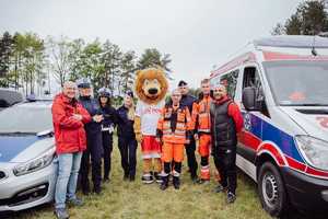 uczestnicy rajdu rowerowego z mieleckimi policjantami