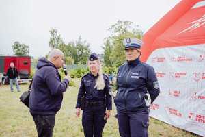 uczestnicy rajdu rowerowego z mieleckimi policjantami