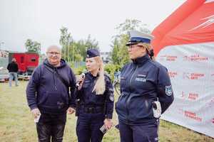 uczestnicy rajdu rowerowego z mieleckimi policjantami