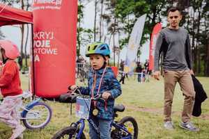 uczestnicy rajdu rowerowego z mieleckimi policjantami