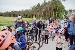 uczestnicy rajdu rowerowego z mieleckimi policjantami