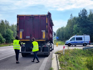 policjanci z Inspektorami Ochrony Środowiska podczas kontroli