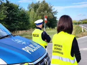 policjanci z Inspektorami Ochrony Środowiska podczas kontroli