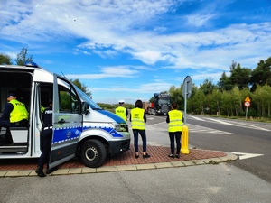 policjanci z Inspektorami Ochrony Środowiska podczas kontroli