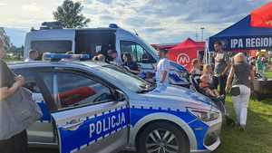mieleccy policjanci z dziećmi i ich opiekunami uczestniczącymi w imprezie plenerowej Dzień Dziecka na Błoniach MOSiR w Mielcu