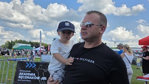mieleccy policjanci z dziećmi i ich opiekunami uczestniczącymi w imprezie plenerowej Dzień Dziecka na Błoniach MOSiR w Mielcu
