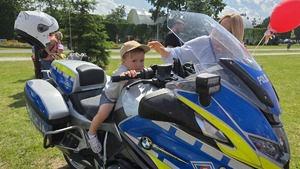 mieleccy policjanci z dziećmi i ich opiekunami uczestniczącymi w imprezie plenerowej Dzień Dziecka na Błoniach MOSiR w Mielcu