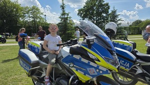mieleccy policjanci z dziećmi i ich opiekunami uczestniczącymi w imprezie plenerowej Dzień Dziecka na Błoniach MOSiR w Mielcu