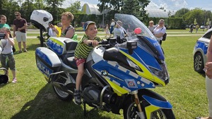 mieleccy policjanci z dziećmi i ich opiekunami uczestniczącymi w imprezie plenerowej Dzień Dziecka na Błoniach MOSiR w Mielcu