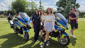 mieleccy policjanci z dziećmi i ich opiekunami uczestniczącymi w imprezie plenerowej Dzień Dziecka na Błoniach MOSiR w Mielcu