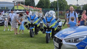 mieleccy policjanci z dziećmi i ich opiekunami uczestniczącymi w imprezie plenerowej Dzień Dziecka na Błoniach MOSiR w Mielcu