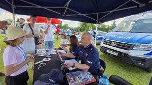 mieleccy policjanci z dziećmi i ich opiekunami uczestniczącymi w imprezie plenerowej Dzień Dziecka na Błoniach MOSiR w Mielcu