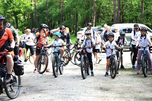Uczestnicy IV Majowy Rajd Rowerowy „Po Zdrowie” z udziałem policjantów z KPP w Mielcu
