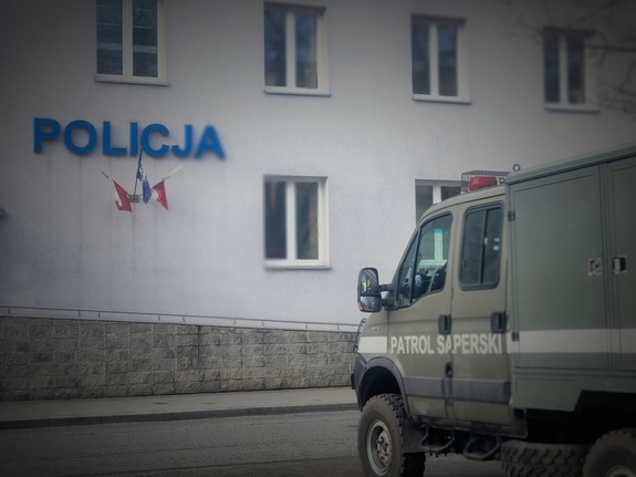 patrol saperski na tle KPP w Mielcu