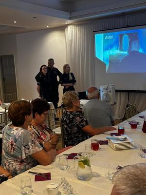 Uczestnicy Spotkania policjantów z seniorami na terenie gminy Tuszów Narodowy
