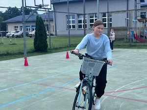 uczniowie kl. IV  SP Dulcza Wielka podczas egzaminu na kartę rowerowa z dzielnicowa asp. Anną Chrząszcz
