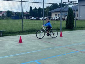 uczniowie kl. IV  SP Dulcza Wielka podczas egzaminu na kartę rowerowa z dzielnicowa asp. Anną Chrząszcz