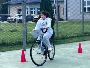 uczniowie kl. IV  SP Dulcza Wielka podczas egzaminu na kartę rowerowa z dzielnicowa asp. Anną Chrząszcz