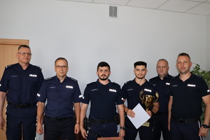 Najlepsza para patrolowa z garnizonu podkarpackiego przyjęła gratulacje od Komendanta mieleckiej Policji - kierownictwo mieleckiej Policji i policjanci - zwycięzcy konkursu