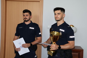 Najlepsza para patrolowa z garnizonu podkarpackiego przyjęła gratulacje od Komendanta mieleckiej Policji - kierownictwo mieleckiej Policji i policjanci - zwycięzcy konkursu