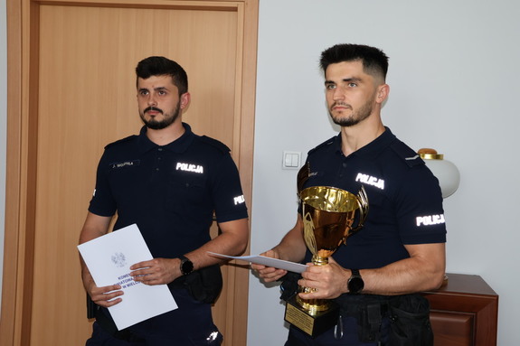 Najlepsza para patrolowa z garnizonu podkarpackiego przyjęła gratulacje od Komendanta mieleckiej Policji - kierownictwo mieleckiej Policji i policjanci - zwycięzcy konkursu
