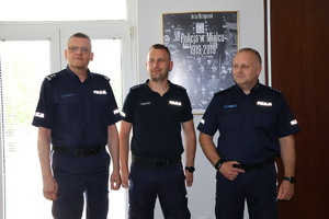 Najlepsza para patrolowa z garnizonu podkarpackiego przyjęła gratulacje od Komendanta mieleckiej Policji - kierownictwo mieleckiej Policji i policjanci - zwycięzcy konkursu