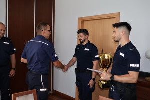 Najlepsza para patrolowa z garnizonu podkarpackiego przyjęła gratulacje od Komendanta mieleckiej Policji - kierownictwo mieleckiej Policji i policjanci - zwycięzcy konkursu