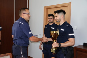Najlepsza para patrolowa z garnizonu podkarpackiego przyjęła gratulacje od Komendanta mieleckiej Policji - kierownictwo mieleckiej Policji i policjanci - zwycięzcy konkursu
