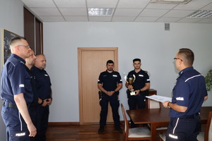 Najlepsza para patrolowa z garnizonu podkarpackiego przyjęła gratulacje od Komendanta mieleckiej Policji - kierownictwo mieleckiej Policji i policjanci - zwycięzcy konkursu